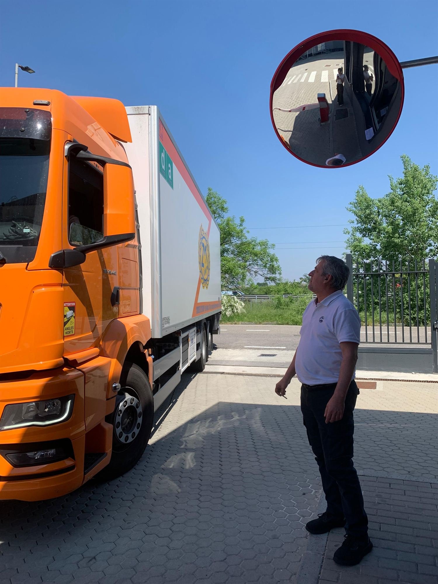 Supervisione della logistica nel piazzale aziendale