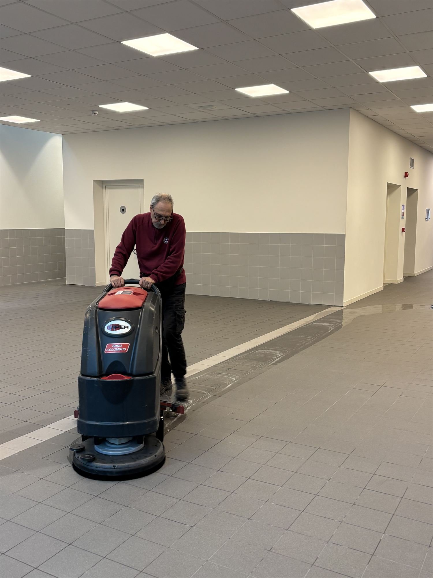 Pulizia dei pavimenti con lavasciuga