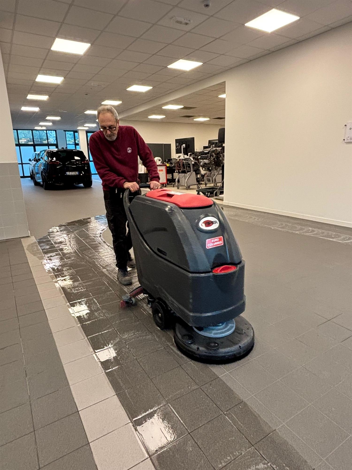 Lavasciuga pavimenti in uno showroom